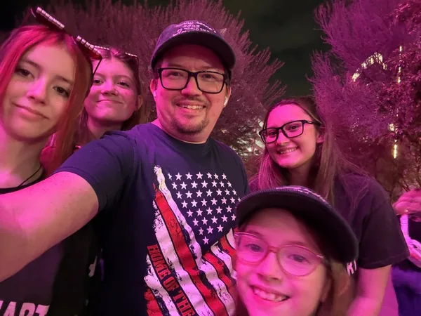 Shaun Bonk with his four daughters